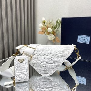 プラダ バッグ 三角