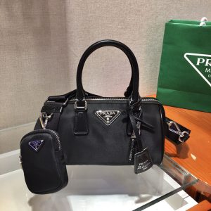 プラダ ミニバッグ ナイロン 黒