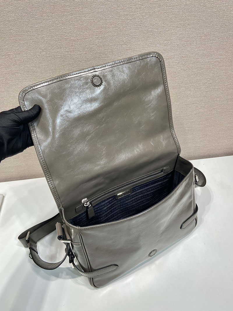 プラダ アウトレット PRADA ソフトルックスレザー ショルダーバッグ 2VD073_2CYR_F0JDS_V_OOO グレー H品 プラダ ショルダーバッグ メンズ - 画像 (4)