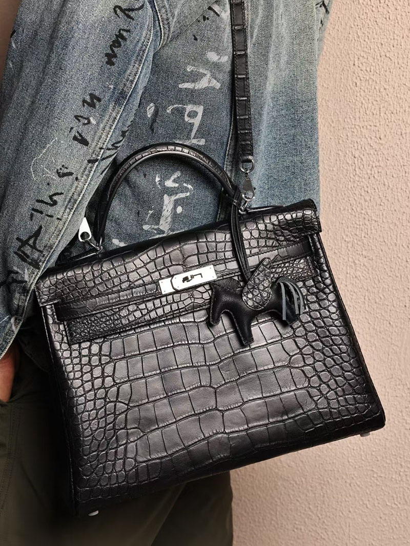 エルメスコピー ケリー35 メンズ HERMES ケリー35cm 内縫い 黒 ブラック クロコダイル アリゲーターマット シルバー金具 2524168 - 画像 (4)