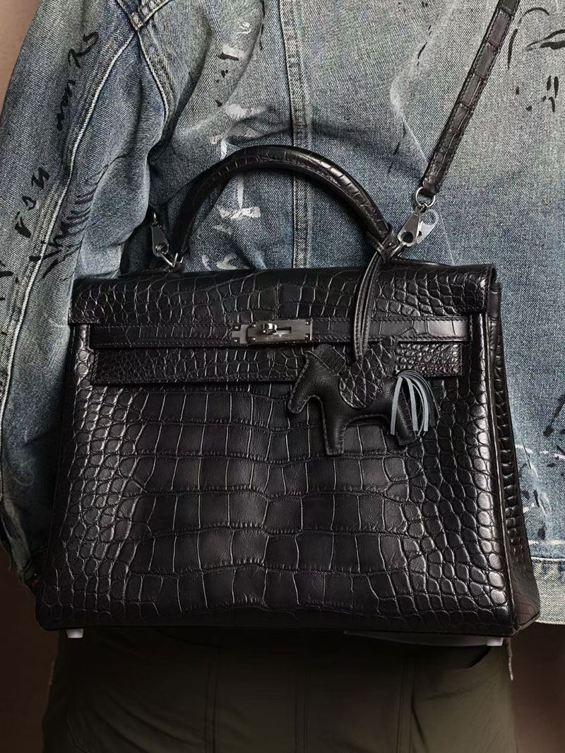 エルメスコピー ケリー35 メンズ HERMES ケリー35cm 内縫い 黒 ブラック クロコダイル アリゲーターマット シルバー金具 2524168 - 画像 (2)