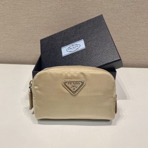 プラダ ポーチ 公式