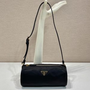 プラダ ポーチ アウトレット 値段