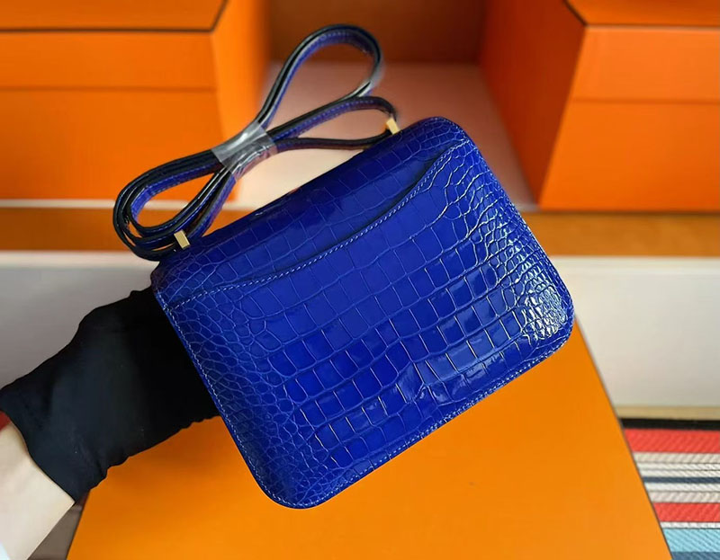 コンスタンス ミニ クロコ HERMES コンスタンス3 ミニ ブルーエレクトリック クロコダイル ゴールド金具 2627752 エルメス 新作バッグ - 画像 (3)