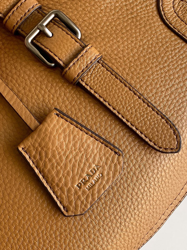 プラダ バッグ レディース PRADA ロゴ ラージ レザー トートバッグ キャラメル 1BG604_2HIK_F098L_V_OOO プラダ トートバッグ 大きめ - 画像 (4)