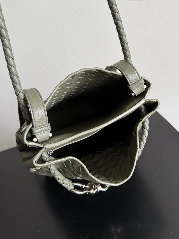 最高級ボッテガスーパーコピー Bottega Veneta Andiamo Bucket Piccola イントレチャート カーフ 2629499 ボッテガ ヴェネタ バッグ アウトレット - 画像 (3)