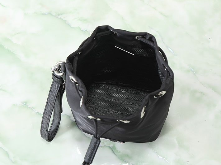 プラダ バッグ レディース PRADA Re-Nylon ポーチ バケットバッグ ブラック 1NS369_R067_F0002 プラダ 巾着 バッグ アウトレット - 画像 (5)