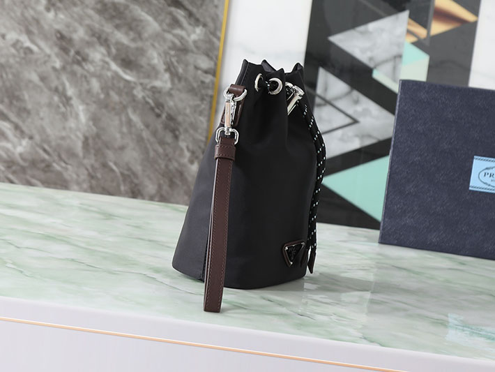 プラダ バッグ レディース PRADA スピードロック Re-Nylon xレザー ブラック ポーチ 2NE067_2HE1_F0002 プラダ バケットバッグ ナイロン - 画像 (9)