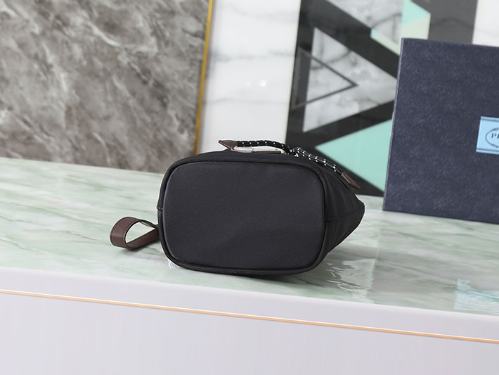 プラダ バッグ レディース PRADA スピードロック Re-Nylon xレザー ブラック ポーチ 2NE067_2HE1_F0002 プラダ バケットバッグ ナイロン - 画像 (6)