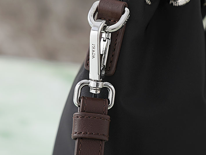プラダ バッグ レディース PRADA スピードロック Re-Nylon xレザー ブラック ポーチ 2NE067_2HE1_F0002 プラダ バケットバッグ ナイロン - 画像 (4)