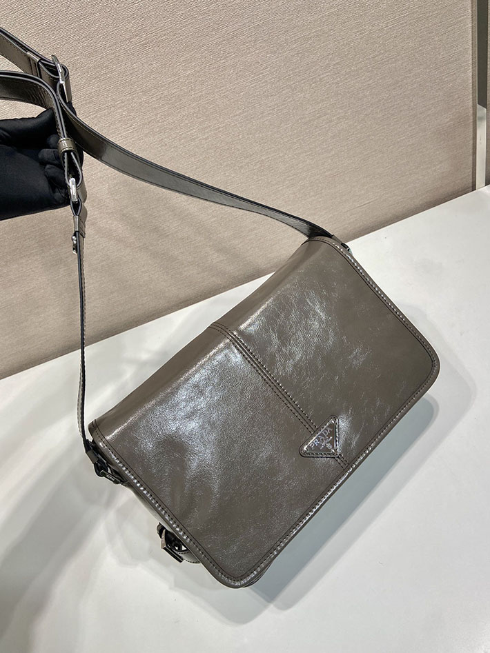 プラダ バッグ メンズ 新作 PRADA ソフトルックスレザー ショルダーバッグ グレー 2VD073_2CYR_F0JDS プラダ メンズバッグ アウトレット - 画像 (8)