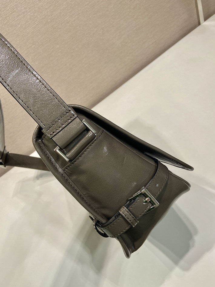 プラダ バッグ メンズ 新作 PRADA ソフトルックスレザー ショルダーバッグ グレー 2VD073_2CYR_F0JDS プラダ メンズバッグ アウトレット - 画像 (4)
