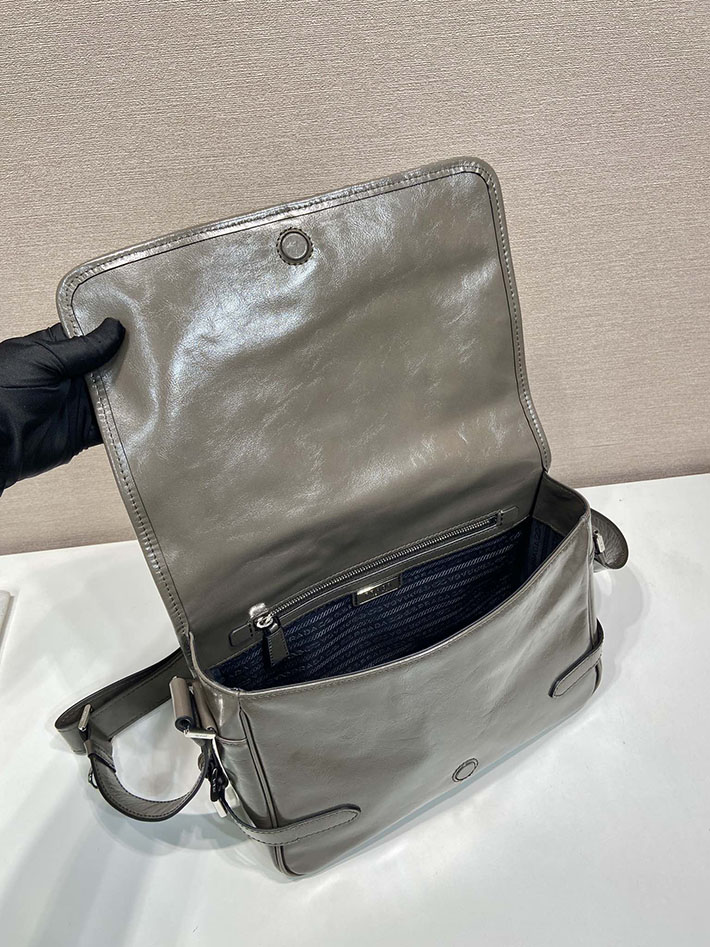 プラダ バッグ メンズ 新作 PRADA ソフトルックスレザー ショルダーバッグ グレー 2VD073_2CYR_F0JDS プラダ メンズバッグ アウトレット - 画像 (3)