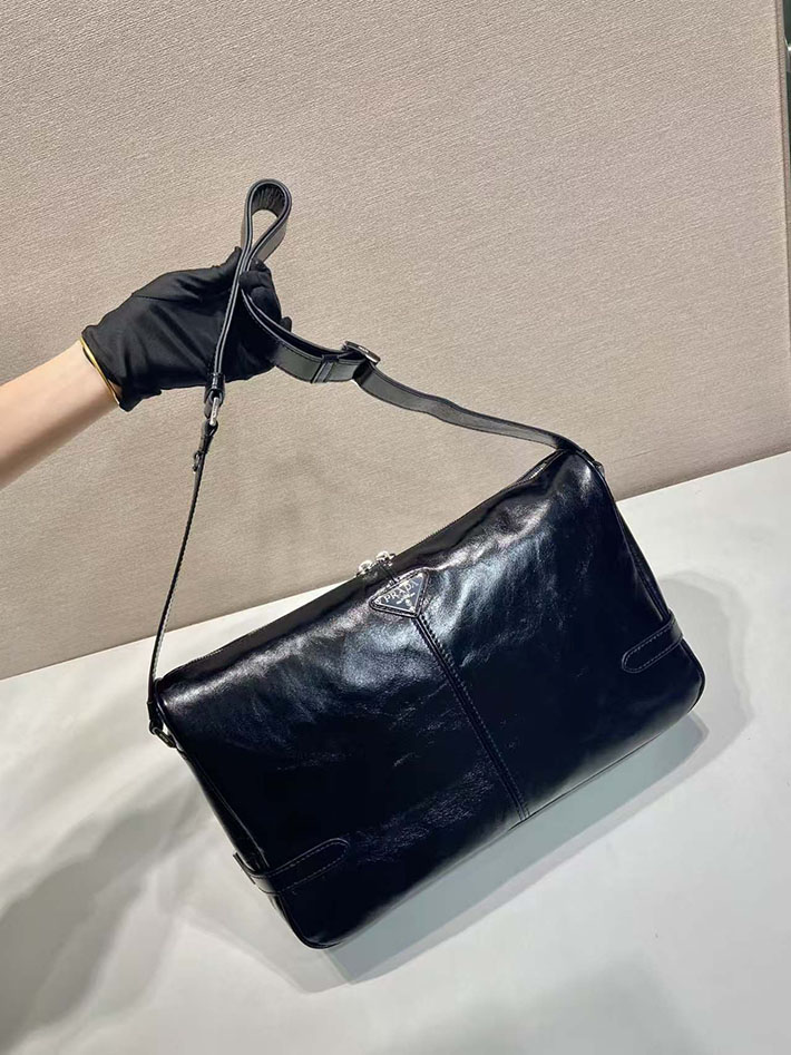 プラダ バッグ メンズ 新作 PRADA ソフトルックスレザーショルダーバッグ ブラック 2VH187_2CYR_F0002_V_OOO プラダ ショルダーバッグ メンズ 人気 - 画像 (8)