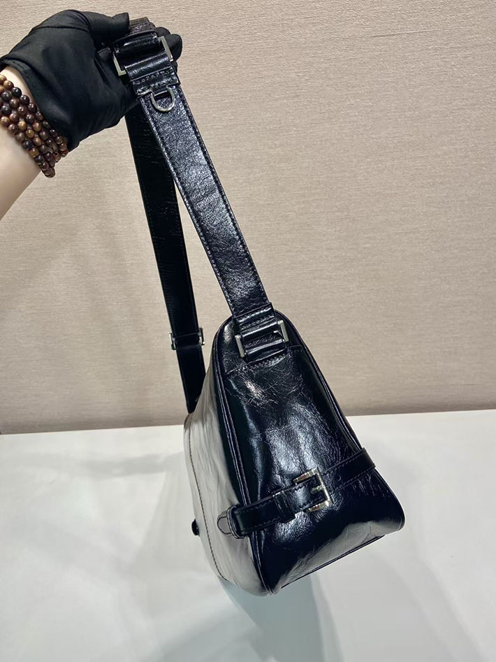 プラダ バッグ メンズ 新作 PRADA ソフトルックスレザーショルダーバッグ ブラック 2VH187_2CYR_F0002_V_OOO プラダ ショルダーバッグ メンズ 人気 - 画像 (6)