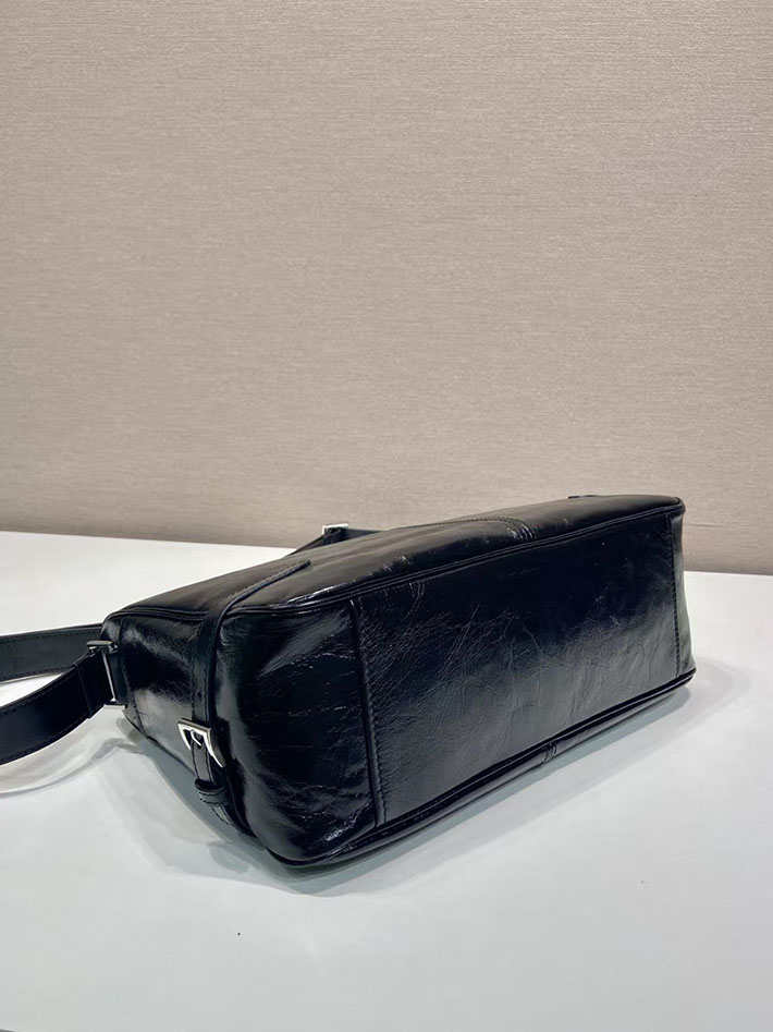 プラダ バッグ メンズ 新作 PRADA ソフトルックスレザーショルダーバッグ ブラック 2VH187_2CYR_F0002_V_OOO プラダ ショルダーバッグ メンズ 人気 - 画像 (5)