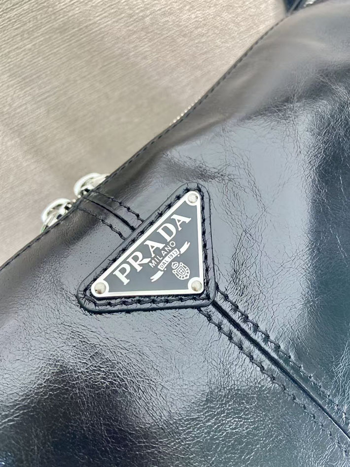 プラダ バッグ メンズ 新作 PRADA ソフトルックスレザーショルダーバッグ ブラック 2VH187_2CYR_F0002_V_OOO プラダ ショルダーバッグ メンズ 人気 - 画像 (4)