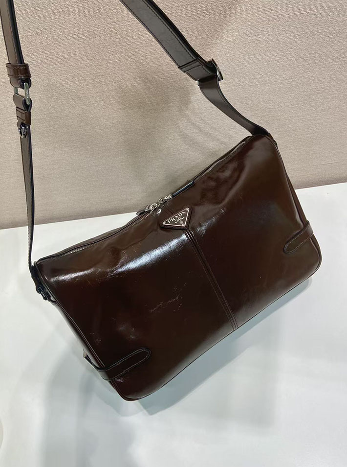 プラダ バッグ メンズ 新作 PRADA ソフトルックスレザーショルダーバッグ ダークブラウン 2VH187_2CYR_F01D6_V_OOO プラダ 斜 めがけ バッグ アウトレット - 画像 (8)