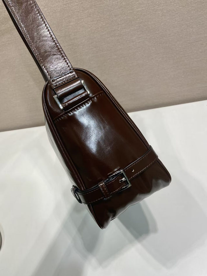 プラダ バッグ メンズ 新作 PRADA ソフトルックスレザーショルダーバッグ ダークブラウン 2VH187_2CYR_F01D6_V_OOO プラダ 斜 めがけ バッグ アウトレット - 画像 (6)