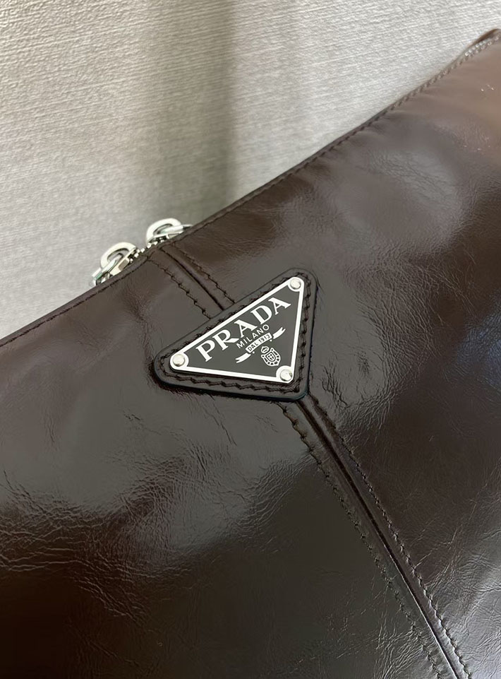 プラダ バッグ メンズ 新作 PRADA ソフトルックスレザーショルダーバッグ ダークブラウン 2VH187_2CYR_F01D6_V_OOO プラダ 斜 めがけ バッグ アウトレット - 画像 (4)