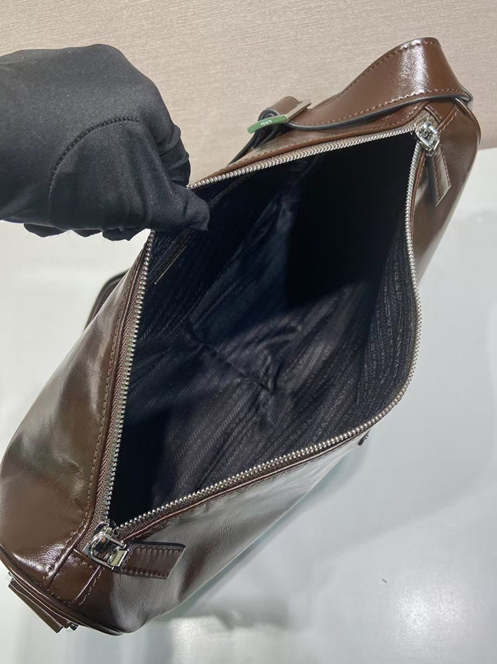 プラダ バッグ メンズ 新作 PRADA ソフトルックスレザーショルダーバッグ ダークブラウン 2VH187_2CYR_F01D6_V_OOO プラダ 斜 めがけ バッグ アウトレット - 画像 (3)