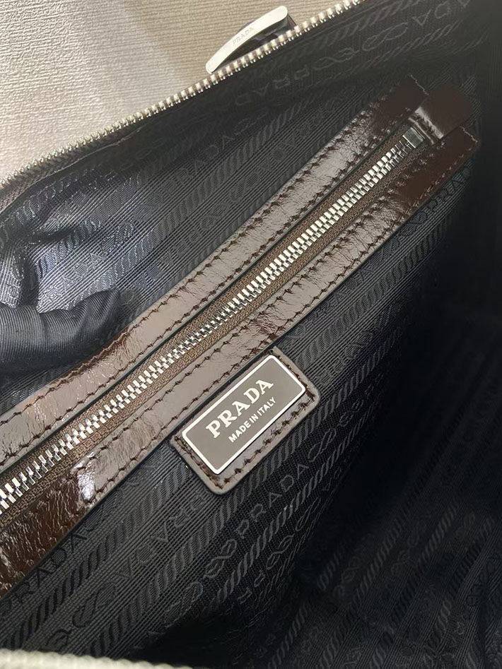 プラダ バッグ メンズ 新作 PRADA ソフトルックスレザーショルダーバッグ ダークブラウン 2VH187_2CYR_F01D6_V_OOO プラダ 斜 めがけ バッグ アウトレット - 画像 (2)