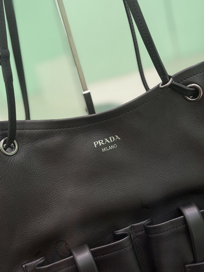 プラダ バッグ レディース PRADA ルート ラージ レザー バッグ ブラック 1BC293_2G6F_F0002_V_OOO プラダ ナイロン バッグ アウトレット - 画像 (3)
