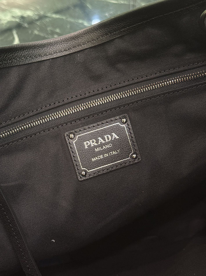 プラダ バッグ レディース PRADA ルート ラージ レザー バッグ ブラック 1BC293_2G6F_F0002_V_OOO プラダ ナイロン バッグ アウトレット - 画像 (2)
