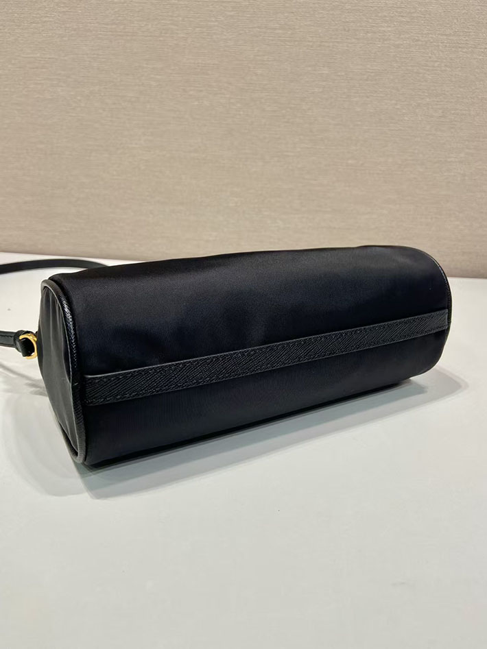 プラダ バッグ レディース PRADA Re-Nylonポーチ ストラップ ナイロン ブラック 1NE058_2C05_F0002 プラダ ポーチ アウトレット 値段 - 画像 (4)