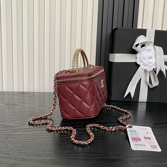 シャネル 新作バッグ 2026 CHANEL チェーンショルダーバッグ マトラッセ ココマーク ワインレッド 2629985 シャネル ミニ バッグ 値段 - 画像 (4)