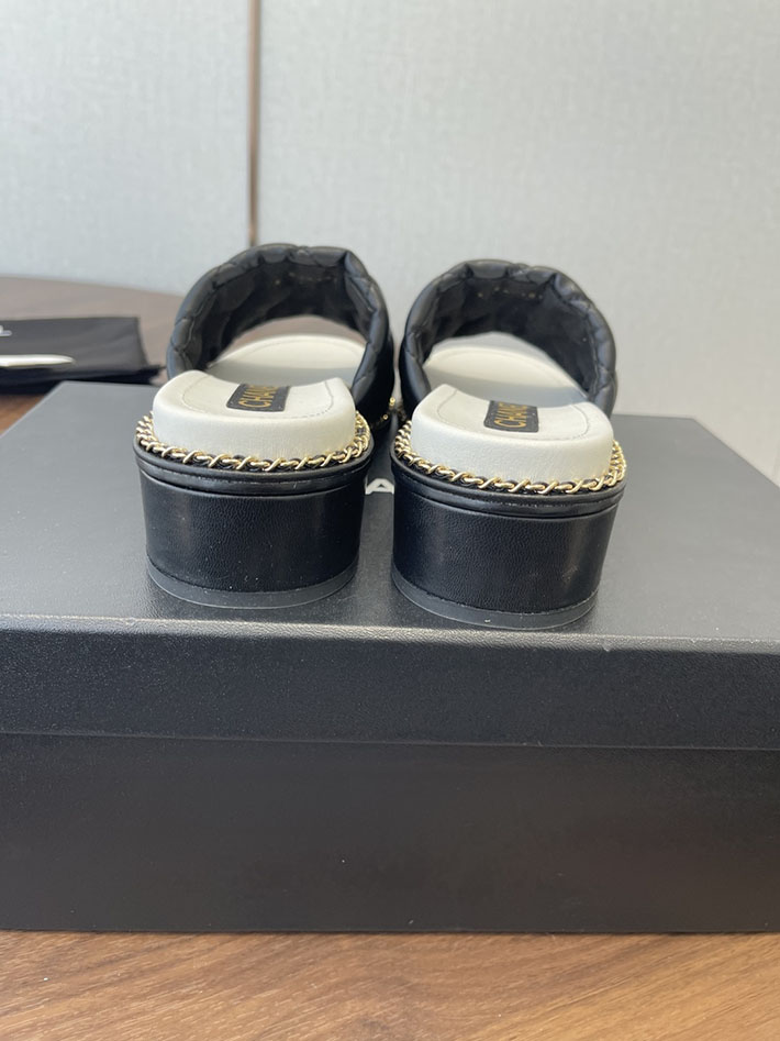最高級シャネルスーパーコピー CHANEL 2026年春夏 新作 サンダル 刺繍ココマーク チェーン ブラック 2630567 シャネル サンダル 安い - 画像 (2)