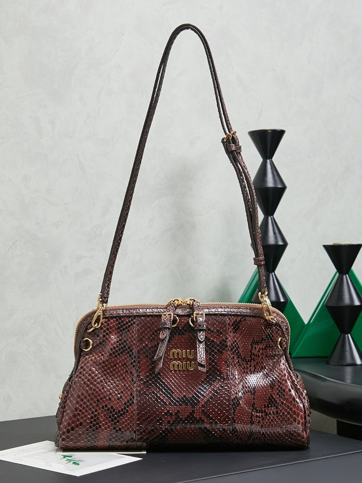 Miumiu バッグ 人気
