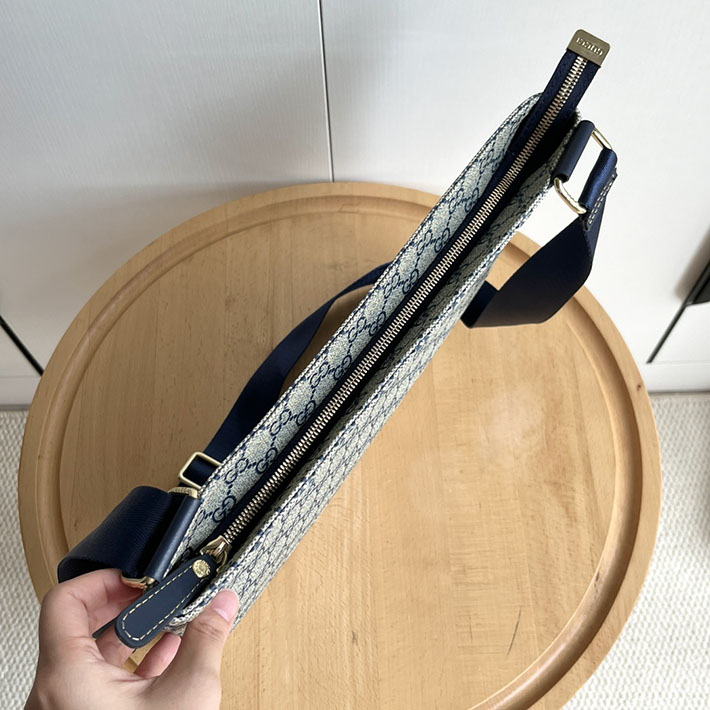グッチ直営アウトレット店 GUCCI GGインプリメ クロスボディ ショルダーバッグ 斜め掛け マチなし PVC ベージュ&ブルー 2632157 GUCCI ビジネスバッグ メンズ - 画像 (5)