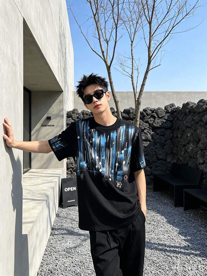 最高級ルイヴィトンスーパーコピー Louis Vuitton コットン 2026年新作 手描きLVロゴTシャツ clothes202600404 ルイ・ヴィトンの黒Tシャツ - 画像 (6)