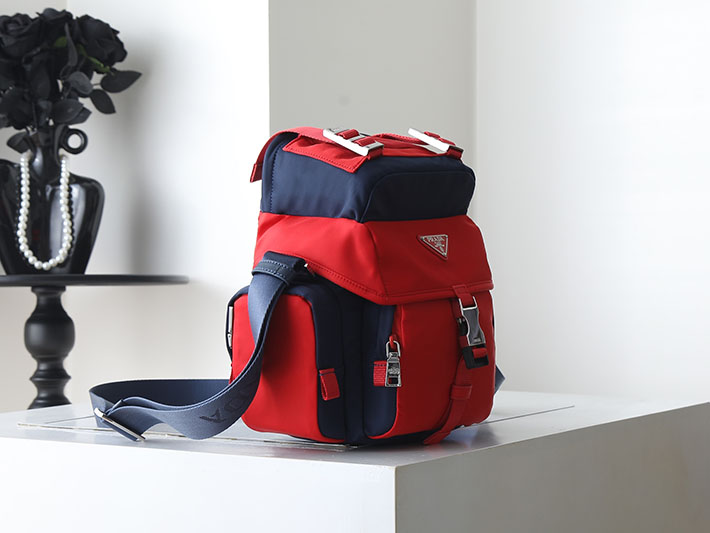 プラダ バッグ メンズ 新作 PRADA スモール Re-Nylon レザーショルダーバッグ バルティックブルー/レッド 2VH196_2DMG_F05D プラダ バッグ メンズ ナイロン - 画像 (9)