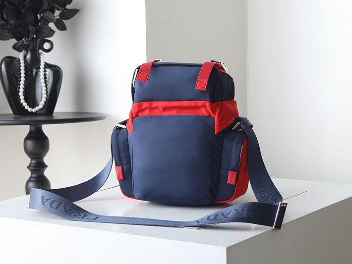 プラダ バッグ メンズ 新作 PRADA スモール Re-Nylon レザーショルダーバッグ バルティックブルー/レッド 2VH196_2DMG_F05D プラダ バッグ メンズ ナイロン - 画像 (8)