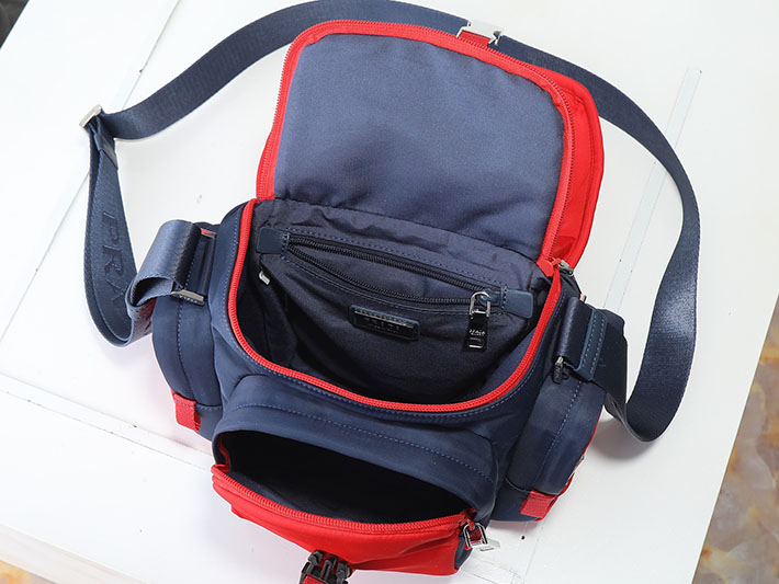 プラダ バッグ メンズ 新作 PRADA スモール Re-Nylon レザーショルダーバッグ バルティックブルー/レッド 2VH196_2DMG_F05D プラダ バッグ メンズ ナイロン - 画像 (4)