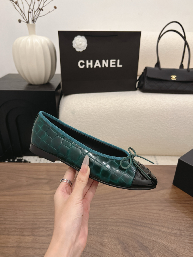 最高級シャネルスーパーコピー CHANEL 【シャネル】バレエ フラット ポインテッドトゥ クロコダイル エナメル リボン CC ロゴ ダークグリーン ブラック シャネル バレリーナ - 画像 (5)