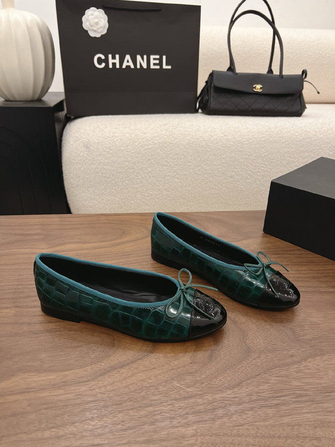 最高級シャネルスーパーコピー CHANEL 【シャネル】バレエ フラット ポインテッドトゥ クロコダイル エナメル リボン CC ロゴ ダークグリーン ブラック シャネル バレリーナ - 画像 (6)