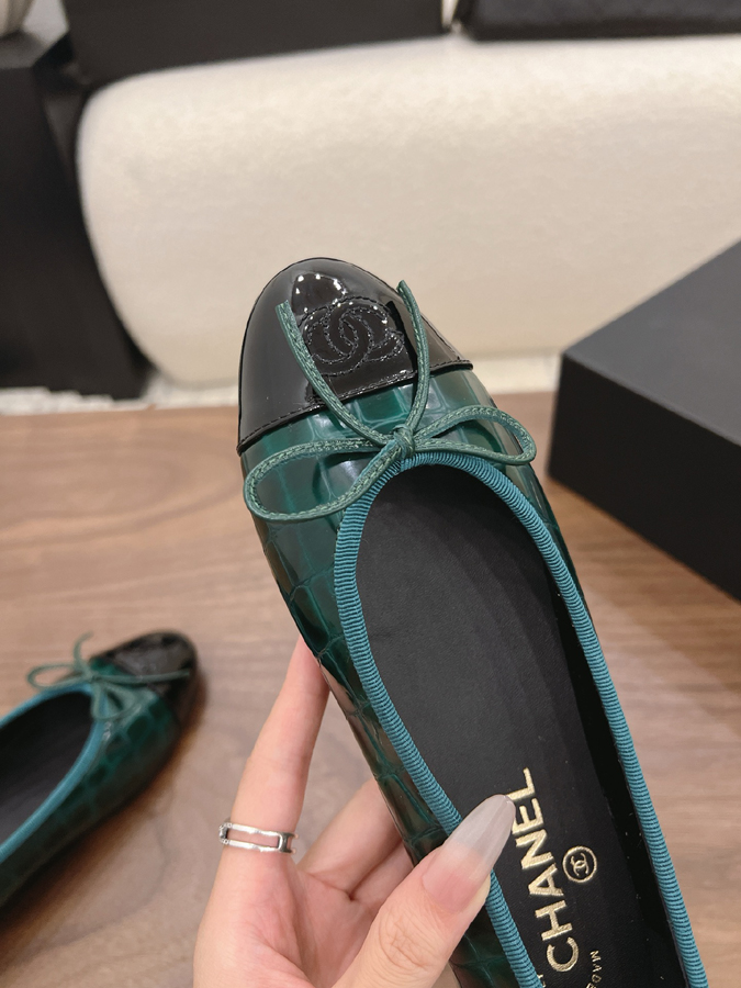 最高級シャネルスーパーコピー CHANEL 【シャネル】バレエ フラット ポインテッドトゥ クロコダイル エナメル リボン CC ロゴ ダークグリーン ブラック シャネル バレリーナ - 画像 (7)
