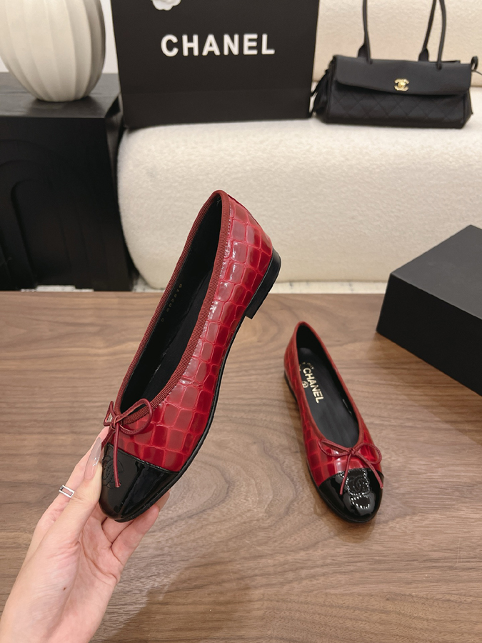 最高級シャネルスーパーコピー CHANEL 【シャネル】バレエ フラット シューズ ラウンドトゥ クロコ エナメル リボン CC ロゴ レッド ブラック ツートン シャネル バレリーナ レディース - 画像 (4)