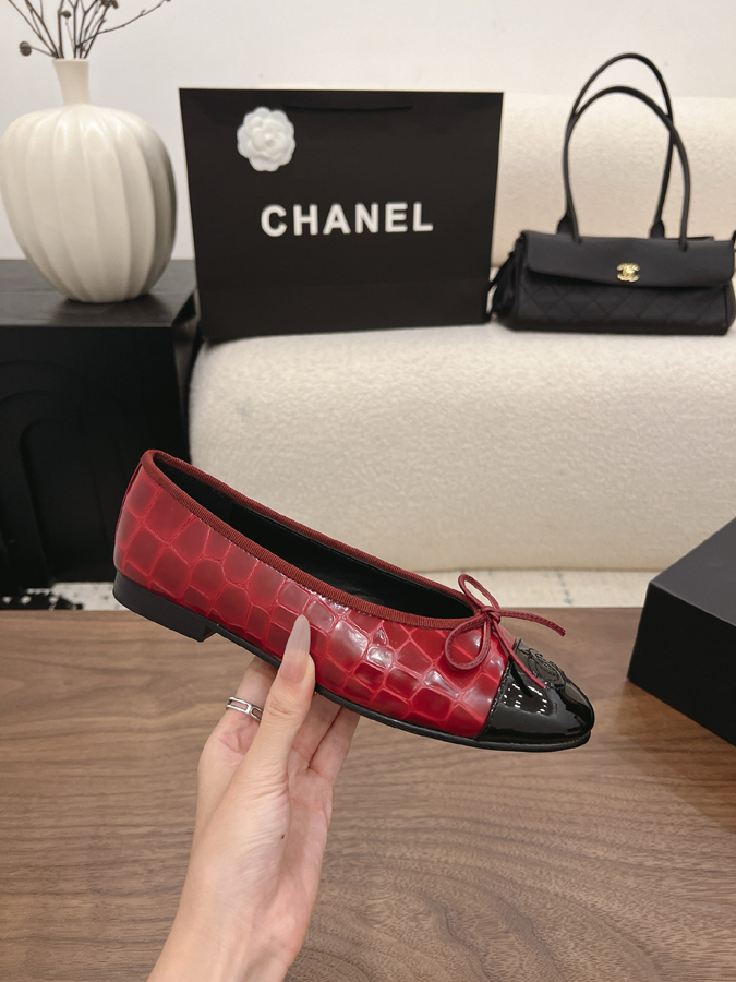 最高級シャネルスーパーコピー CHANEL 【シャネル】バレエ フラット シューズ ラウンドトゥ クロコ エナメル リボン CC ロゴ レッド ブラック ツートン シャネル バレリーナ レディース - 画像 (5)