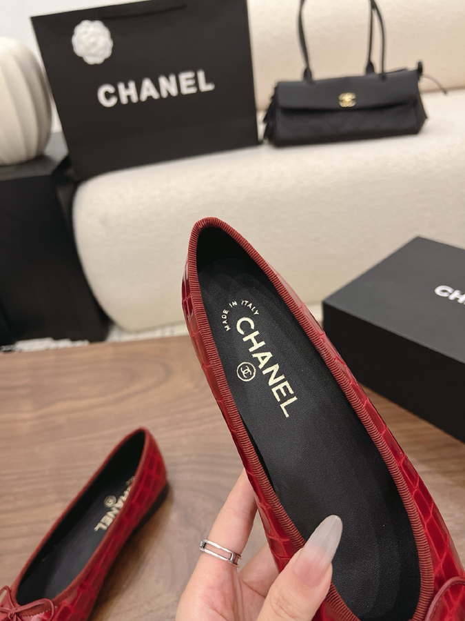 最高級シャネルスーパーコピー CHANEL 【シャネル】バレエ フラット シューズ ラウンドトゥ クロコ エナメル リボン CC ロゴ レッド ブラック ツートン シャネル バレリーナ レディース - 画像 (8)
