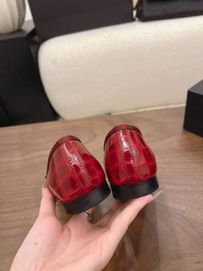 最高級シャネルスーパーコピー CHANEL 【シャネル】バレエ フラット シューズ ラウンドトゥ クロコ エナメル リボン CC ロゴ レッド ブラック ツートン シャネル バレリーナ レディース - 画像 (9)
