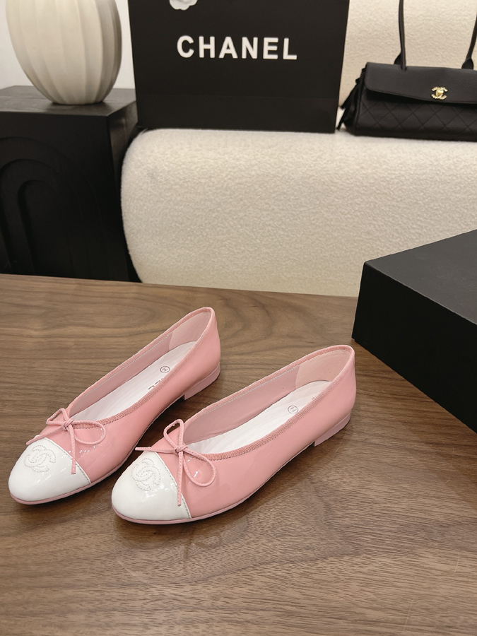 最高級シャネルスーパーコピー CHANEL 【シャネル】バレエ フラット シューズ ラウンドトゥ リボン CC ロゴ ピーチ ピンク & ホワイト ツートン シャネル バレリーナ 新作 - 画像 (3)