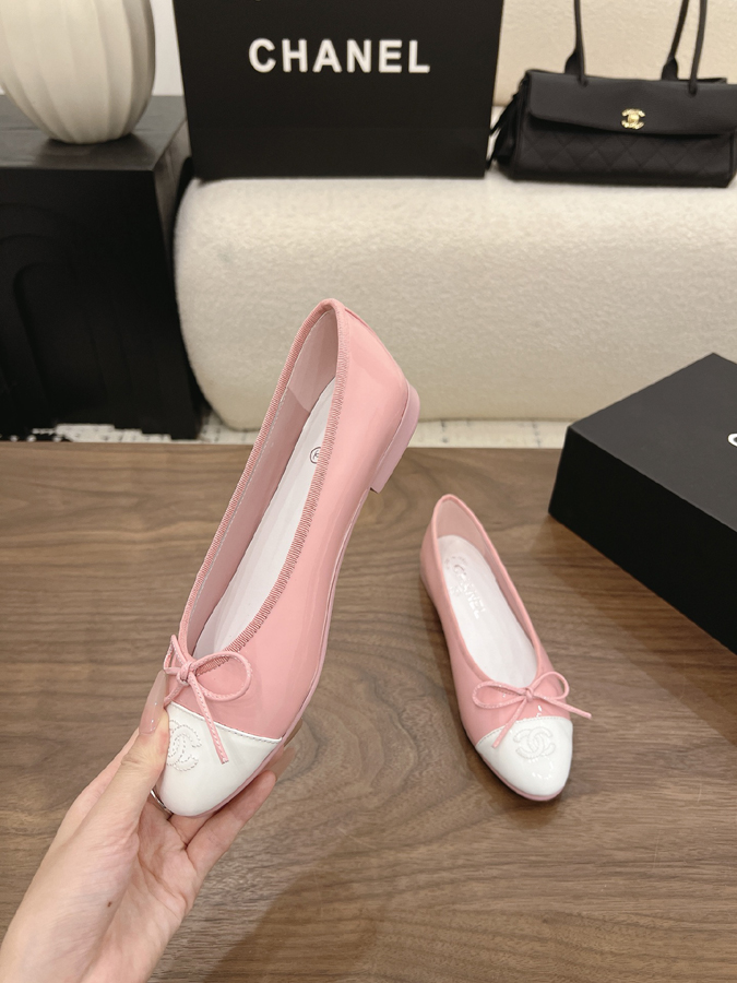 最高級シャネルスーパーコピー CHANEL 【シャネル】バレエ フラット シューズ ラウンドトゥ リボン CC ロゴ ピーチ ピンク & ホワイト ツートン シャネル バレリーナ 新作 - 画像 (4)
