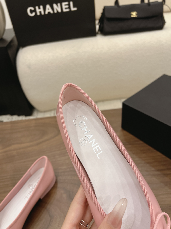 最高級シャネルスーパーコピー CHANEL 【シャネル】バレエ フラット シューズ ラウンドトゥ リボン CC ロゴ ピーチ ピンク & ホワイト ツートン シャネル バレリーナ 新作 - 画像 (8)
