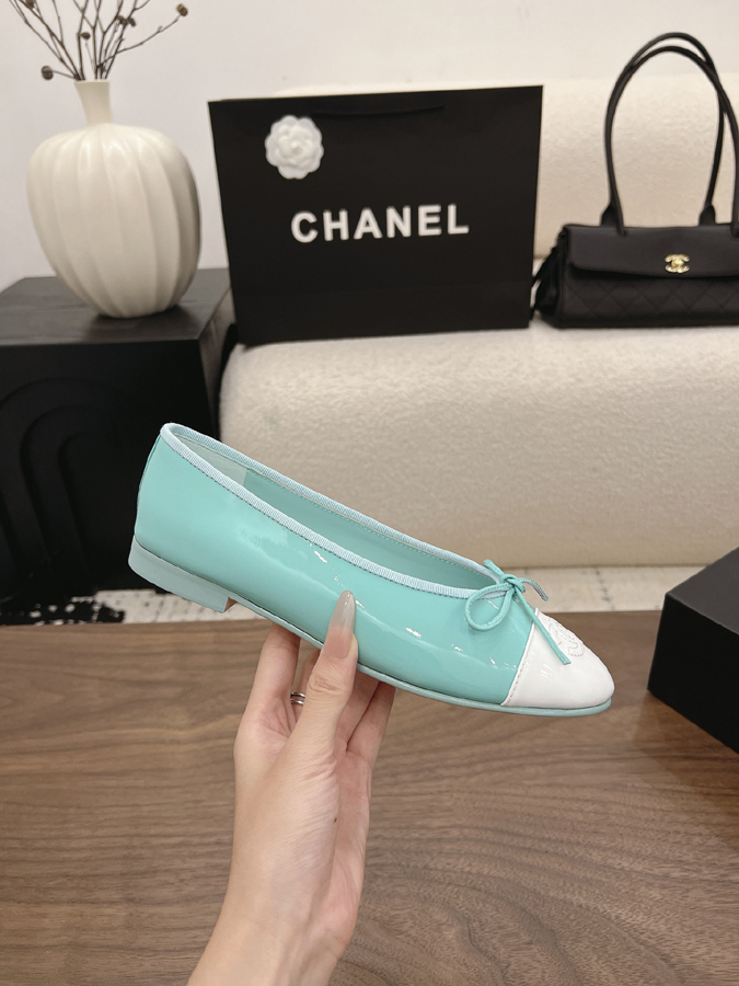 最高級シャネルスーパーコピー CHANEL 【シャネル】バレエ フラット シューズ ラウンドトゥ リボン CC ロゴ ミント ブルー & ホワイト ツートン シャネル バレリーナ リボン - 画像 (5)