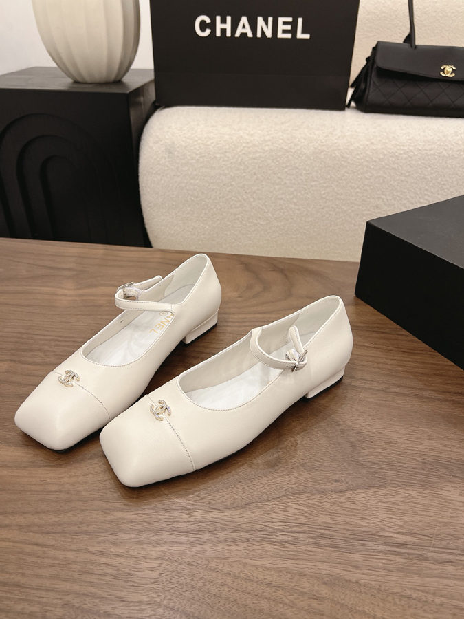 最高級シャネルスーパーコピー CHANEL 【シャネル】マリージェーン フラット シューズ スクエアトゥ ワンストラップ バックル CC ロゴ オフホワイト シャネル バレリーナ ラムスキン - 画像 (3)