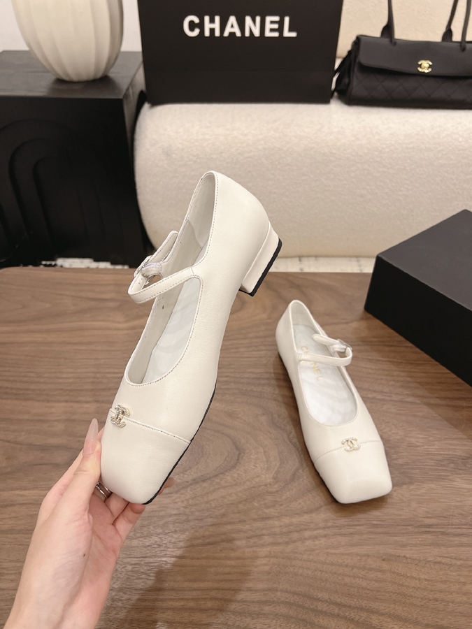 最高級シャネルスーパーコピー CHANEL 【シャネル】マリージェーン フラット シューズ スクエアトゥ ワンストラップ バックル CC ロゴ オフホワイト シャネル バレリーナ ラムスキン - 画像 (4)